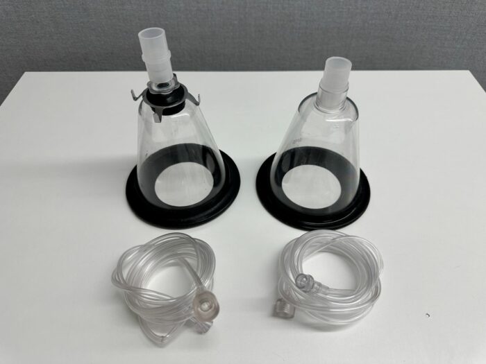 Oxygen masks with tubing and adapters - Image 2